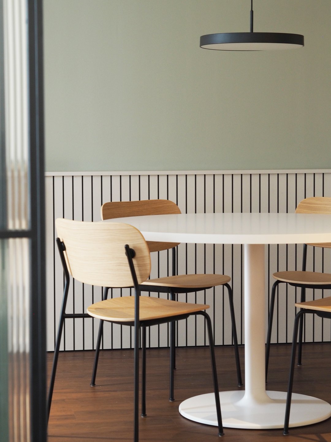 Stühle: Audo, Tisch: Andreu World I Fotografin: Anna Oelsch