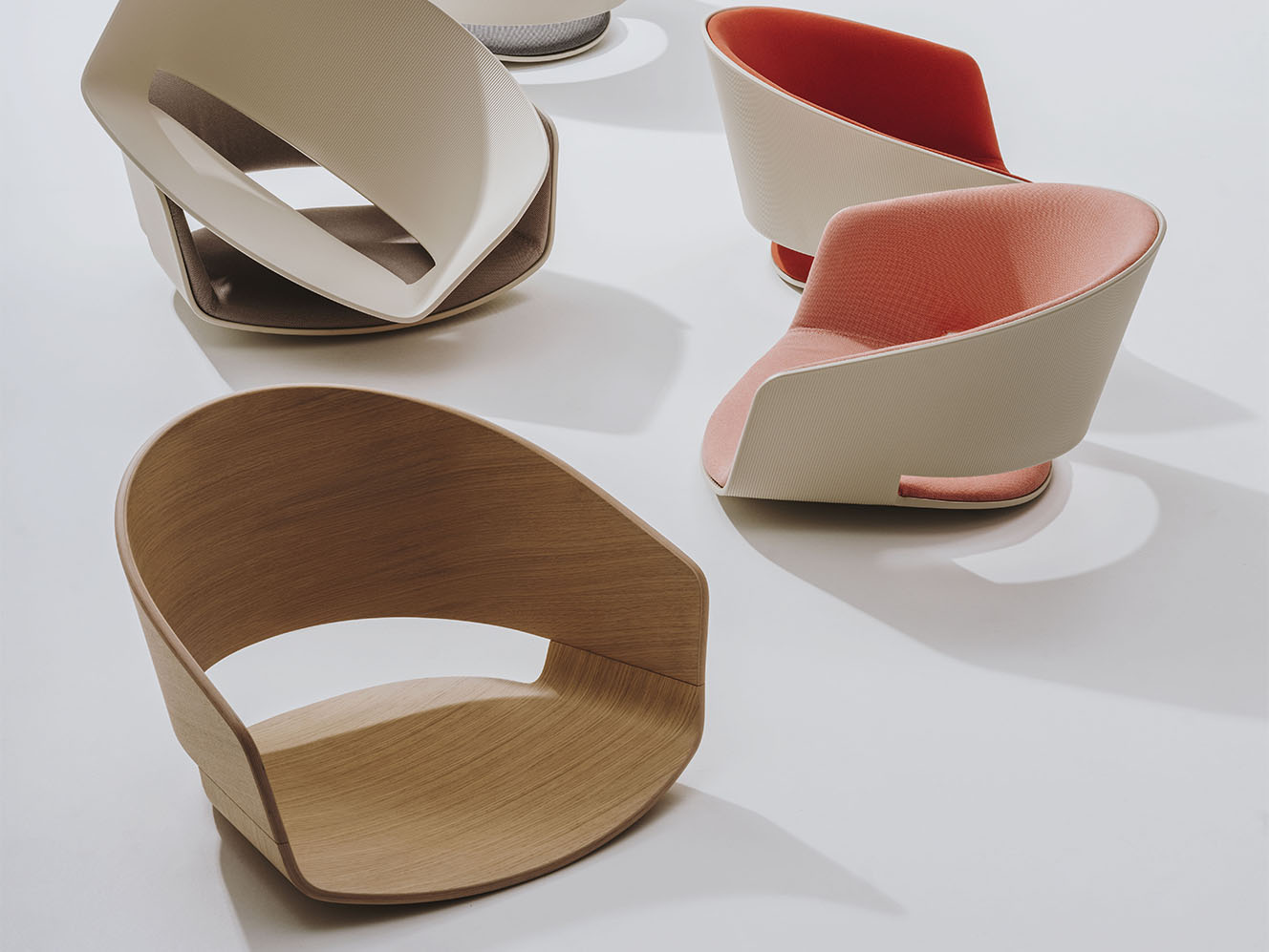 Andreu World: Sitzschalen des RONDA Stuhles. Hergestellt aus Thermopolymer (recycelt) oder Schichtholz Eiche furniert